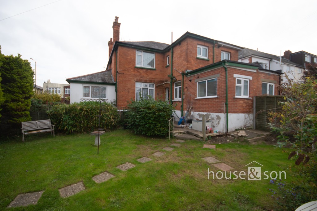Lot: 105 - FLAT FOR IMPROVEMENT WITH PARKING TO REAR AND GARDEN - garden and rear view of property